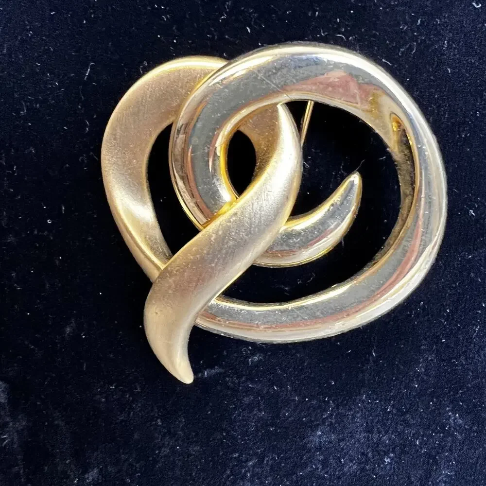 Lapel Pin Brooch Gold Metal Swirl Modern Costume Jewelry Abstract Artsy Unisex